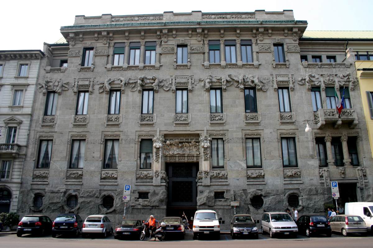 Palazzo Castiglioni: façade by