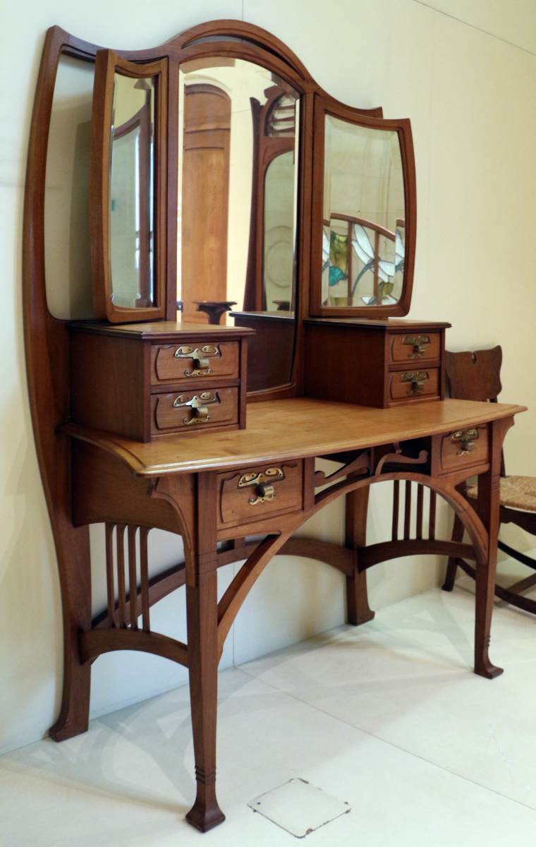 Art Nouveau bedroom furnishings: dressing table by SERRURIER-BOVY, Gustave