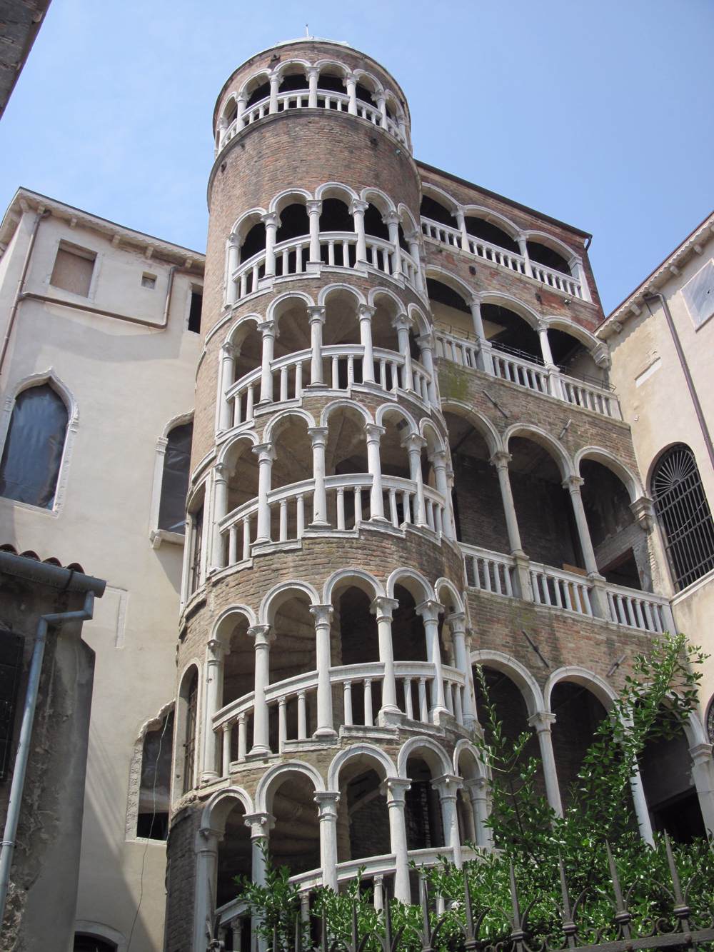 Palazzo Contarini del Bovolo: External staircase by SPAVENTO, Giorgio