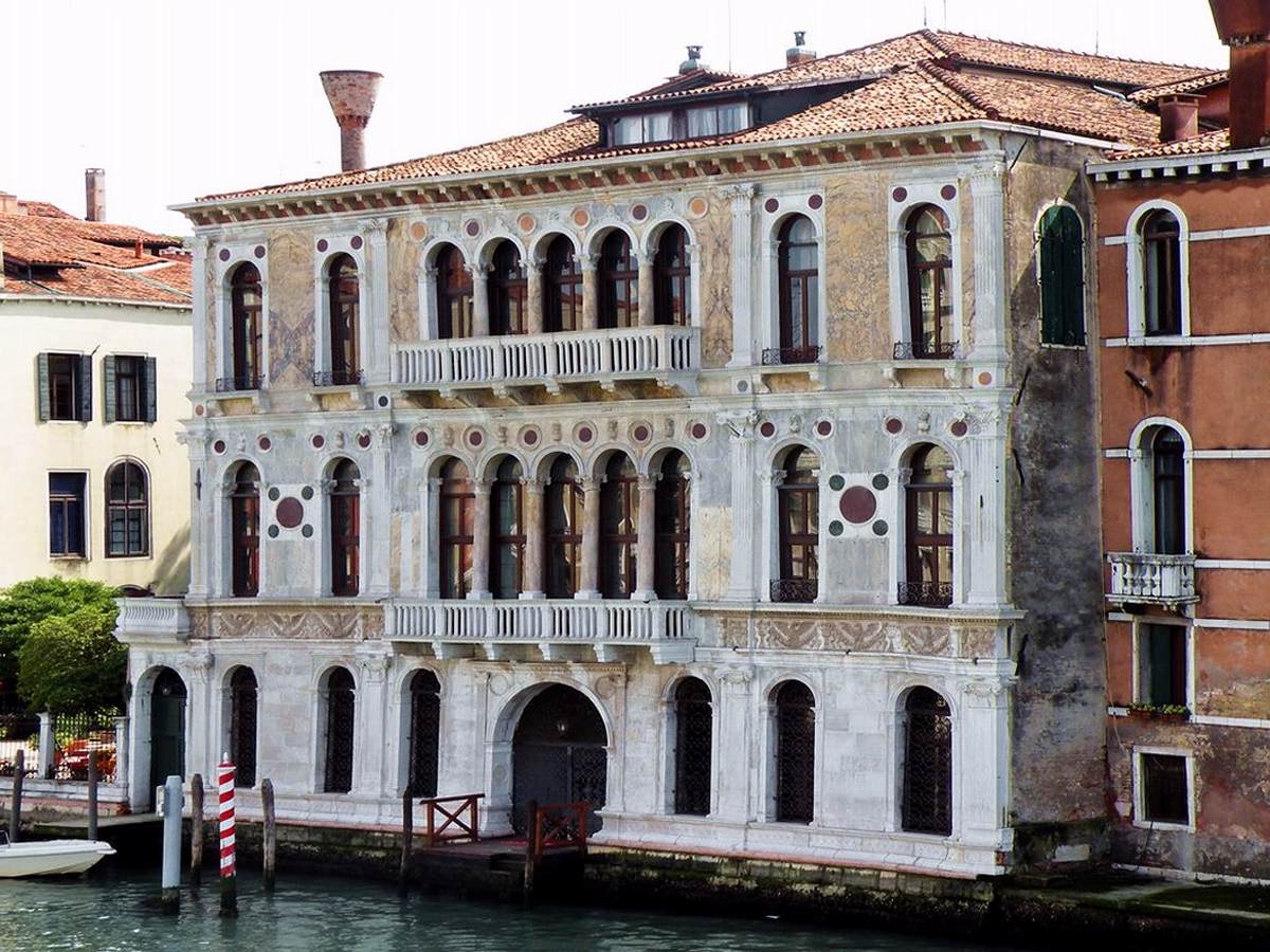 Palazzo Contarini dal Zaffo: Façade by CODUSSI, Mauro