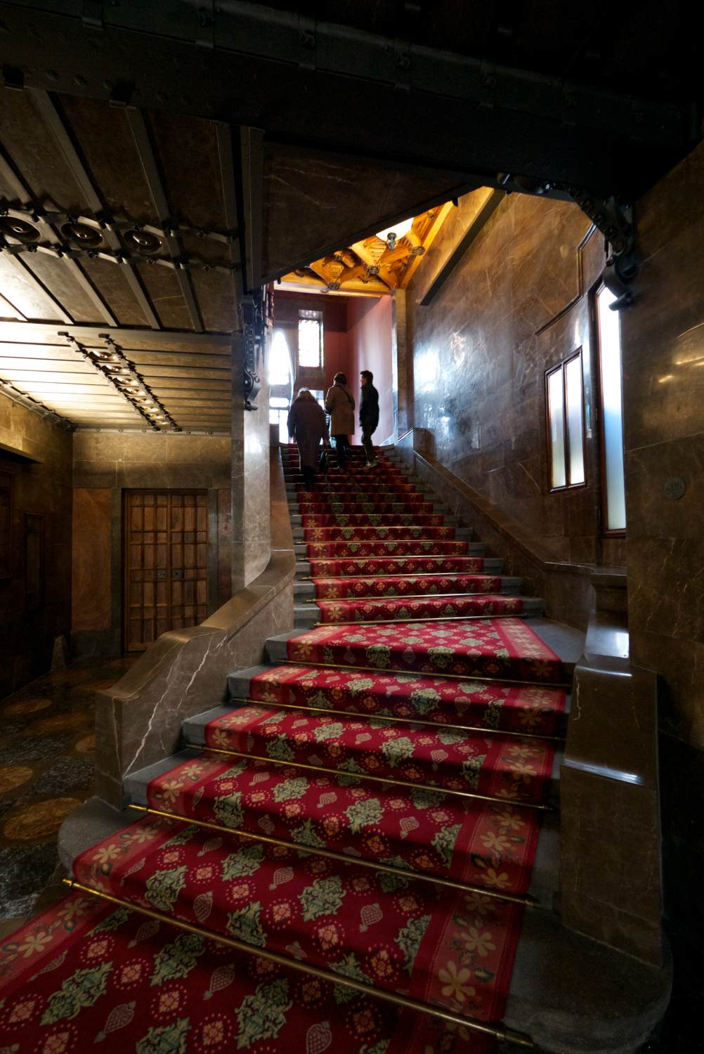 Palau Güell: interior staircase by