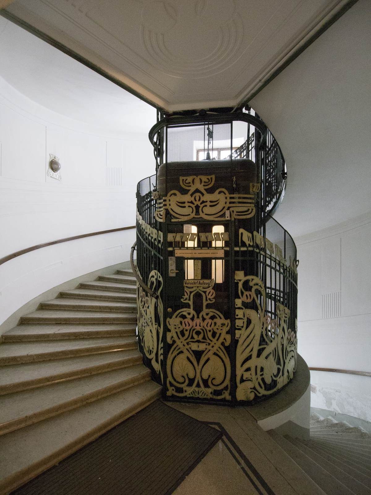 Medallion House: detail of the interior by