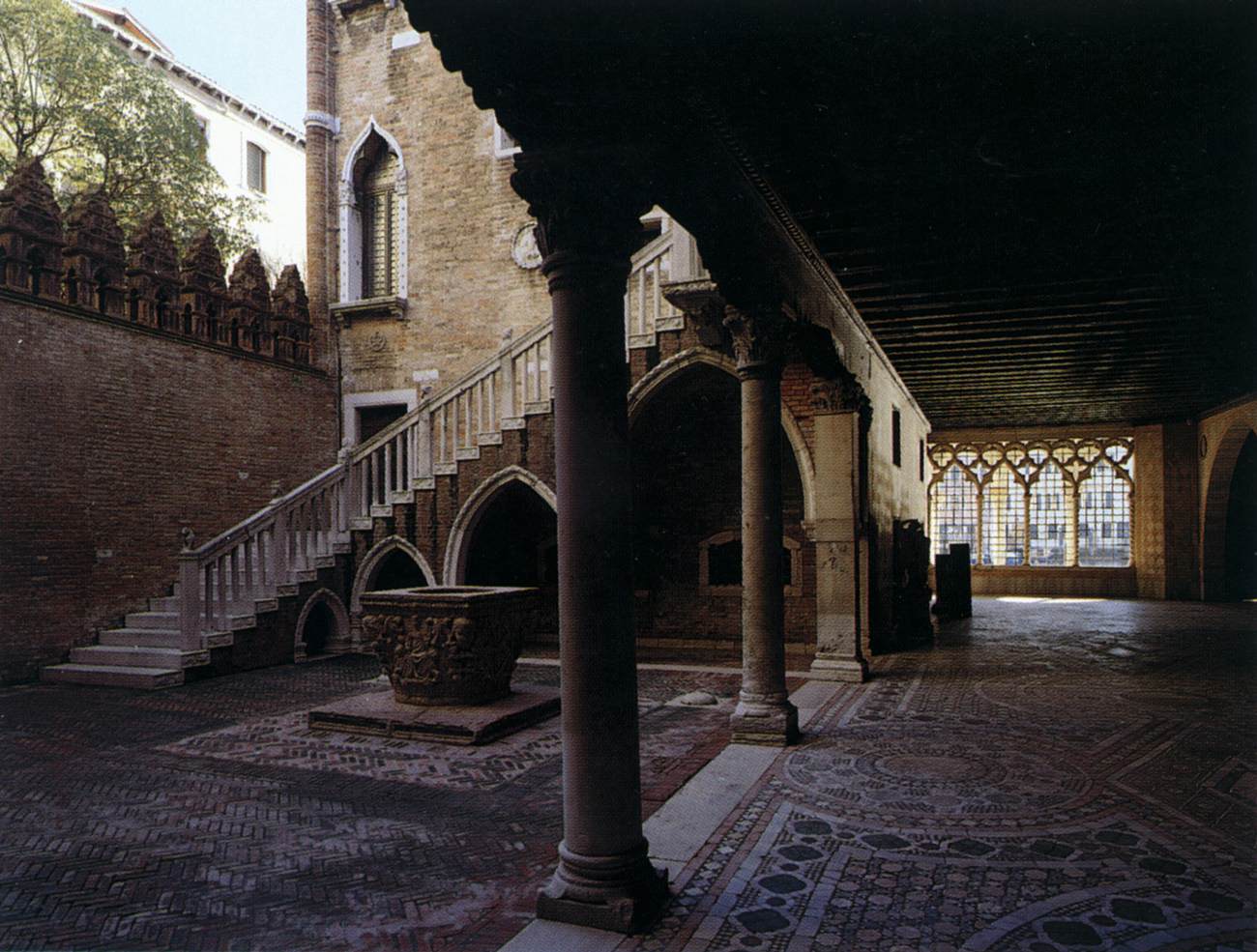 Ca' d'Oro: Portico and inner courtyard by RAVERTI, Matteo