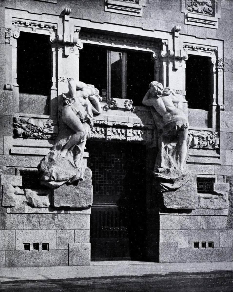 Palazzo Castiglioni: main entrance by