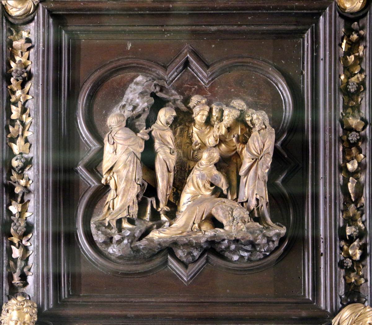 North doors panels: 10. Raising of Lazarus by GHIBERTI, Lorenzo