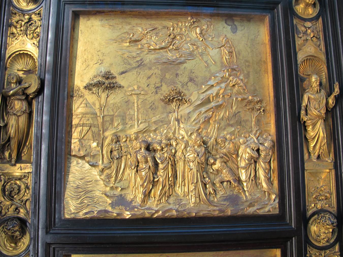 Panel No. 7: Moses on Mount Sinai by GHIBERTI, Lorenzo