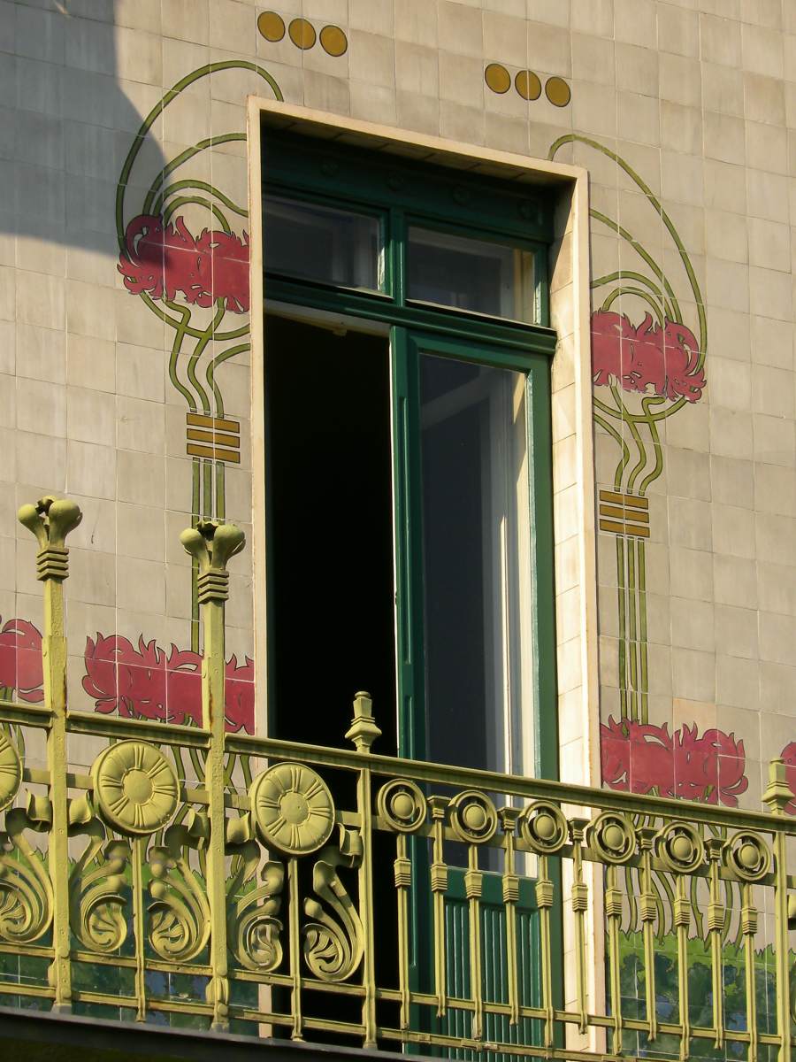 Majolica House: detail of the façade by