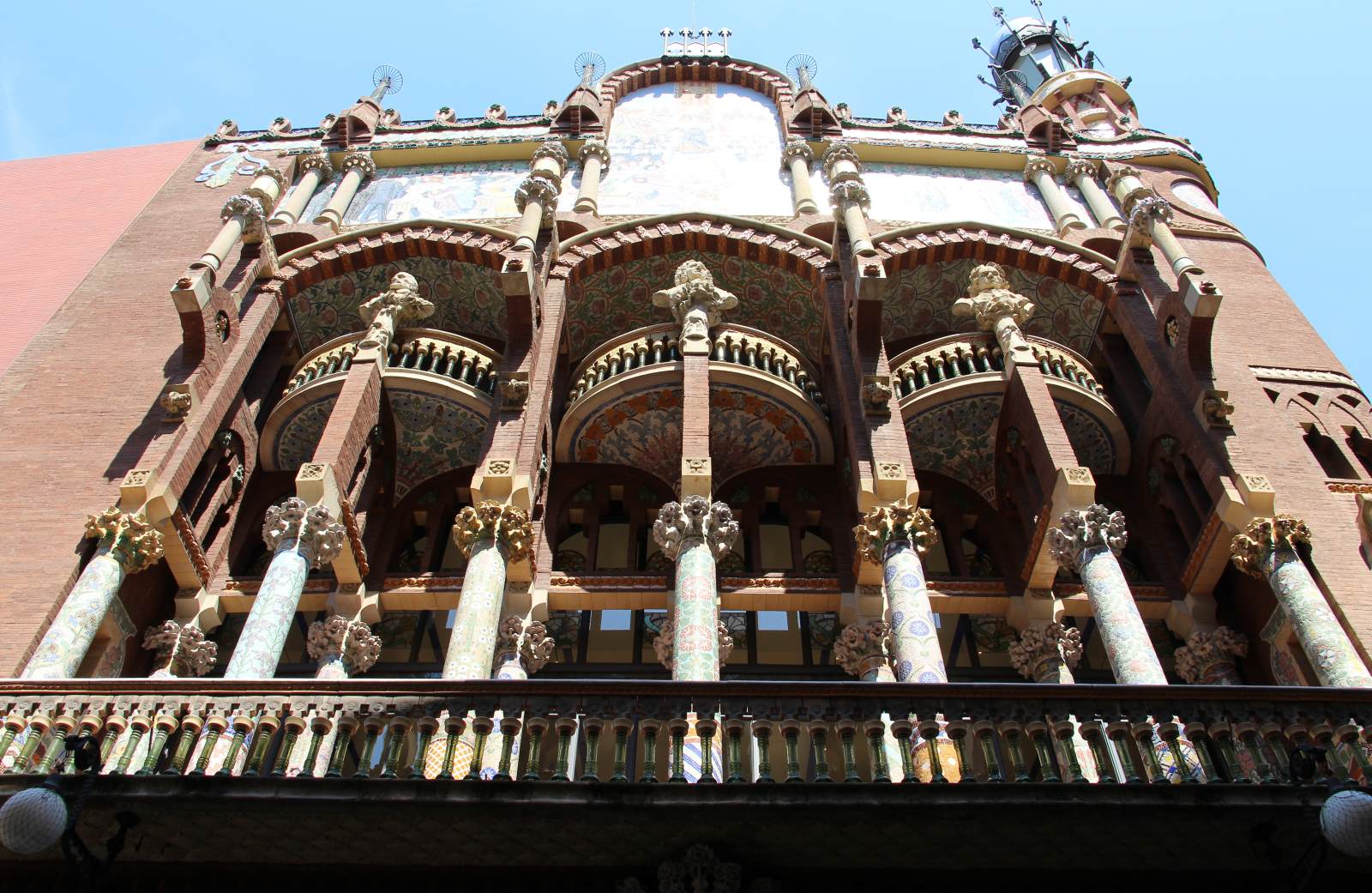 View of the façade by DOMÈNECH I MONTANER, Lluís