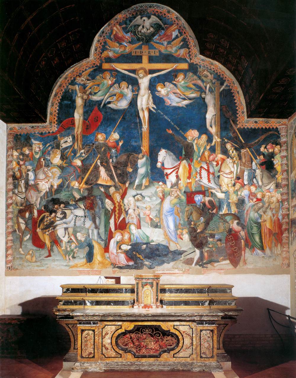 Altar wall with the Crucifixion by