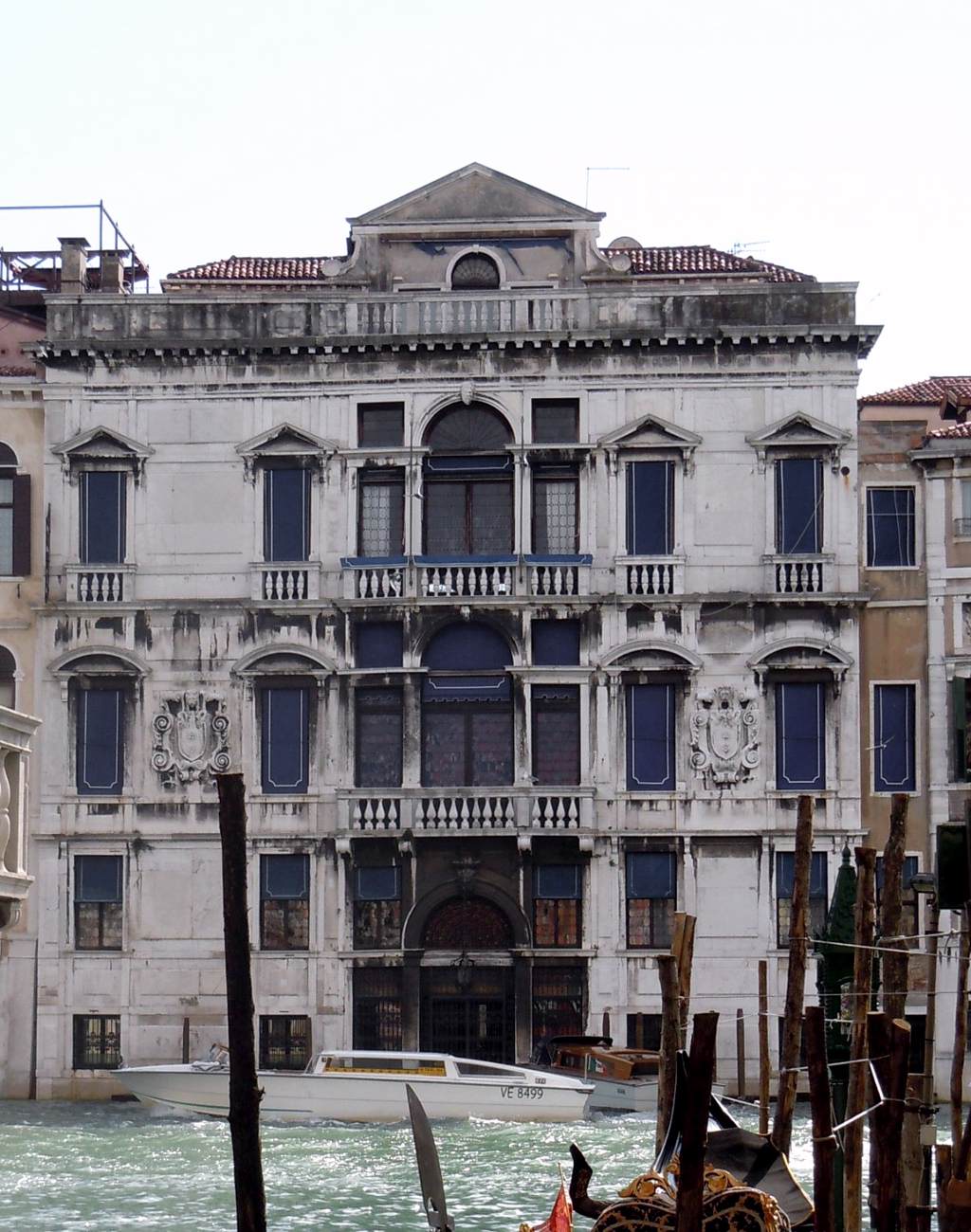 Palazzo Mocenigo Casa Nuova: Façade by VITTORIA, Alessandro