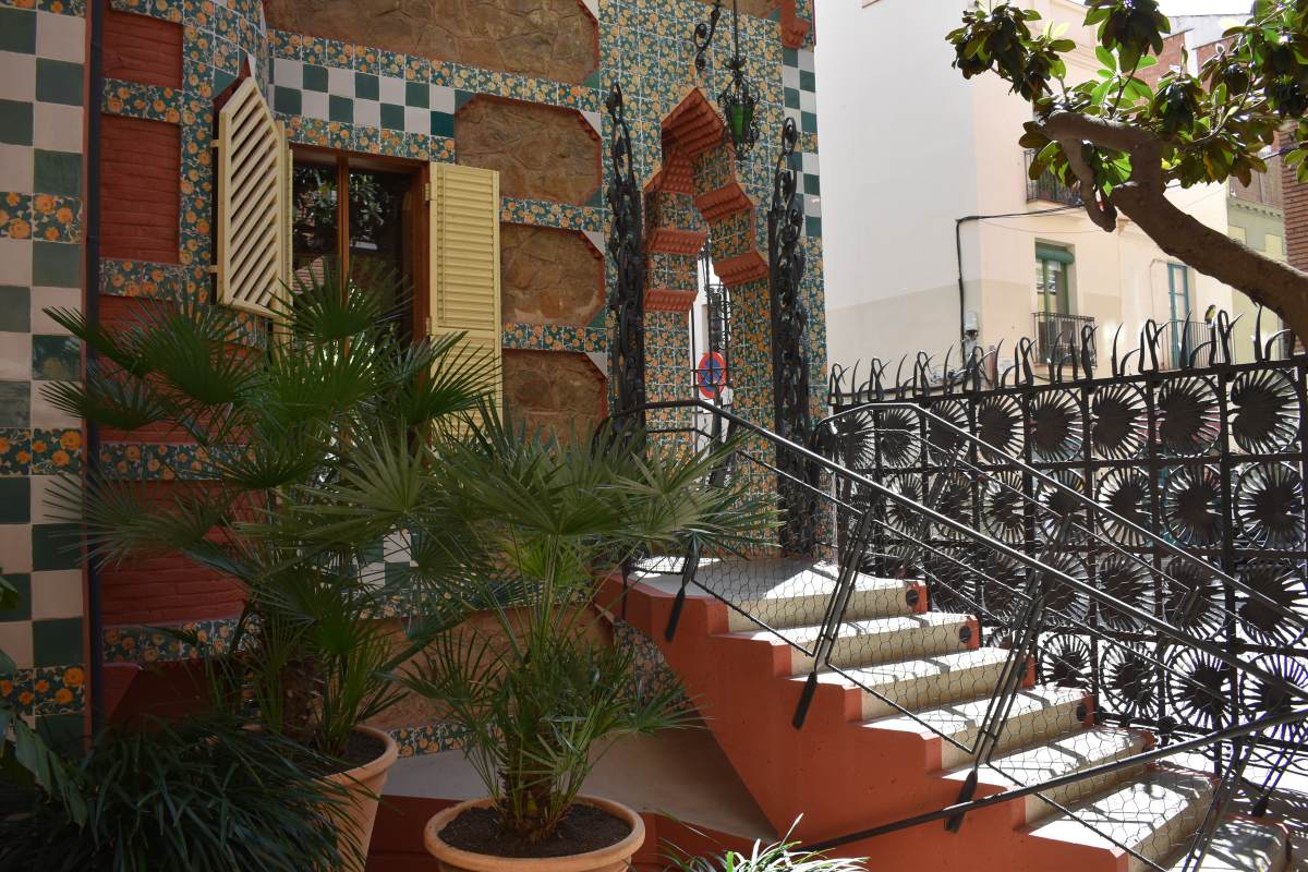 Casa Vicens: main entrance by GAUDÍ, Antoni