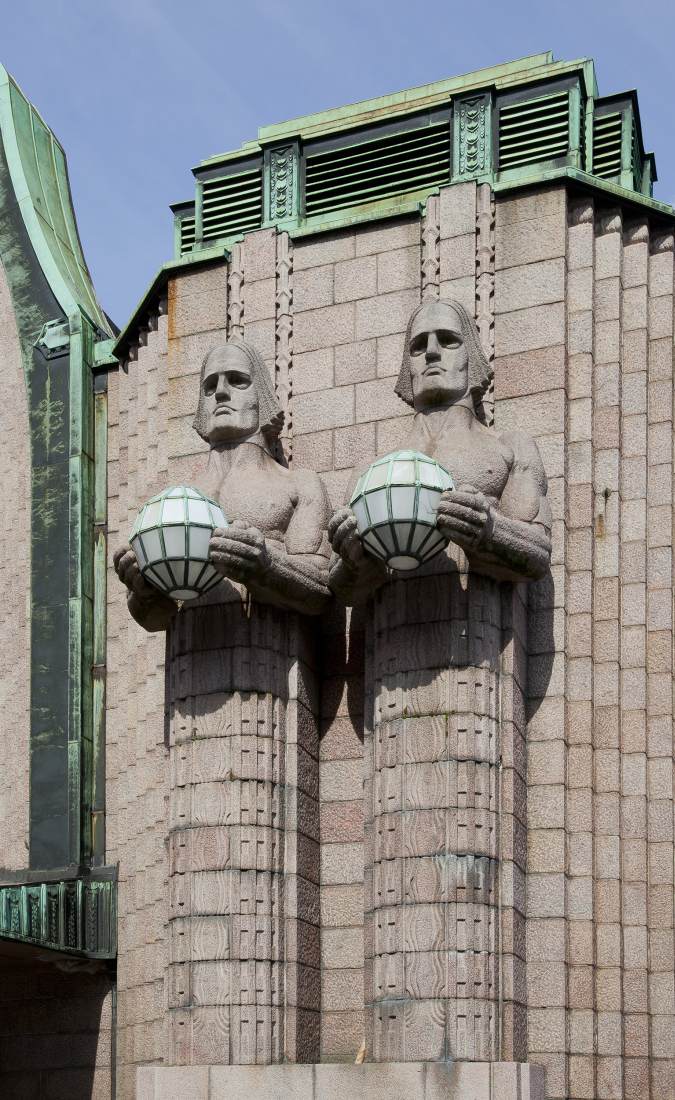 Central Railway Station: pair of statues by SAARINEN, Eliel