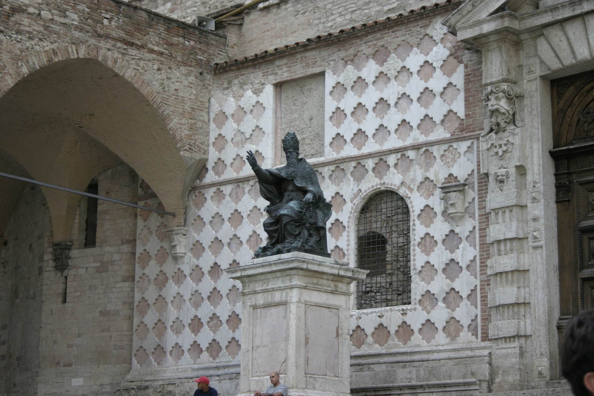 Statue of Julius III by DANTI, Vincenzo