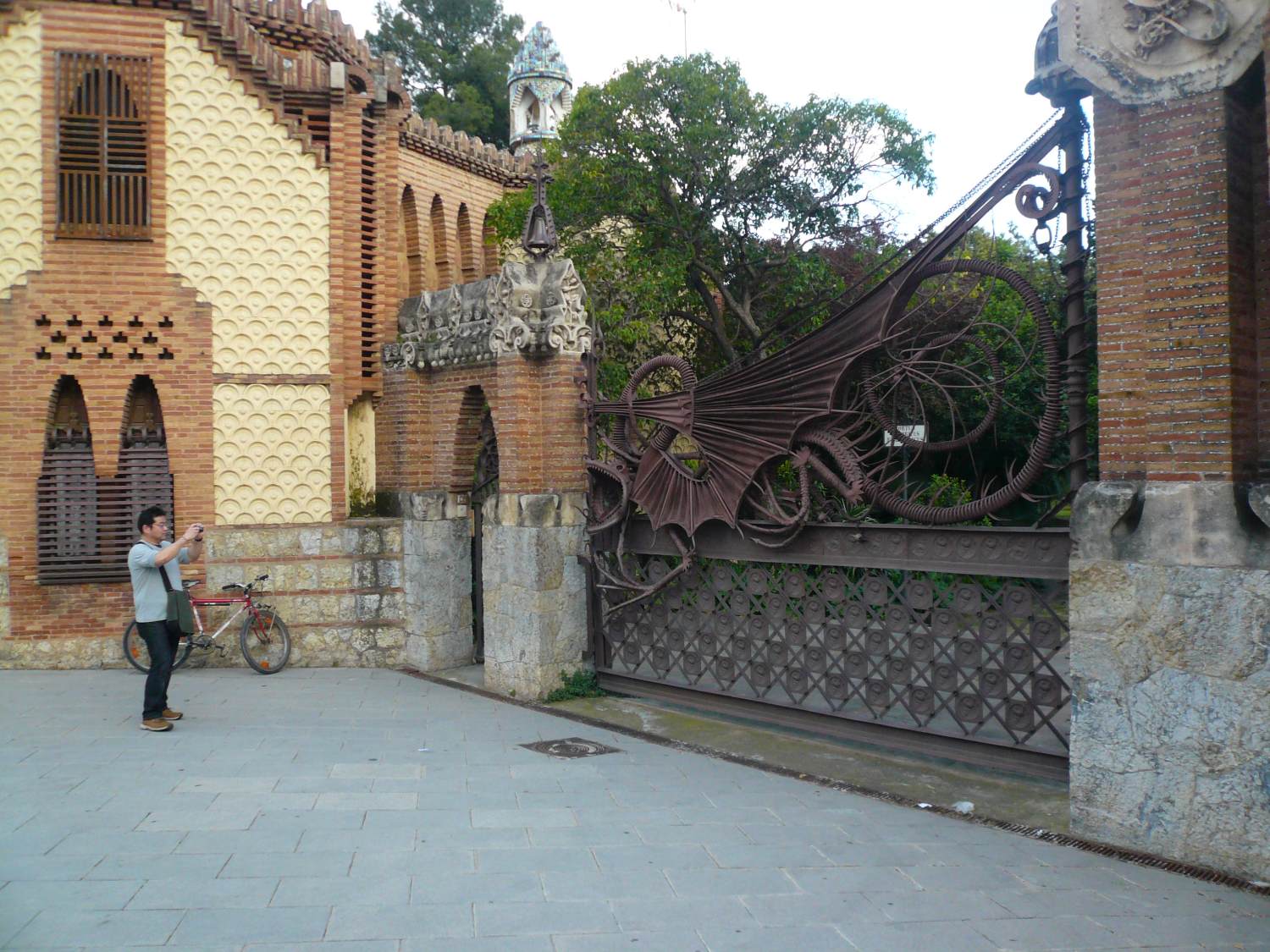 Finca Güell: dragon gate by