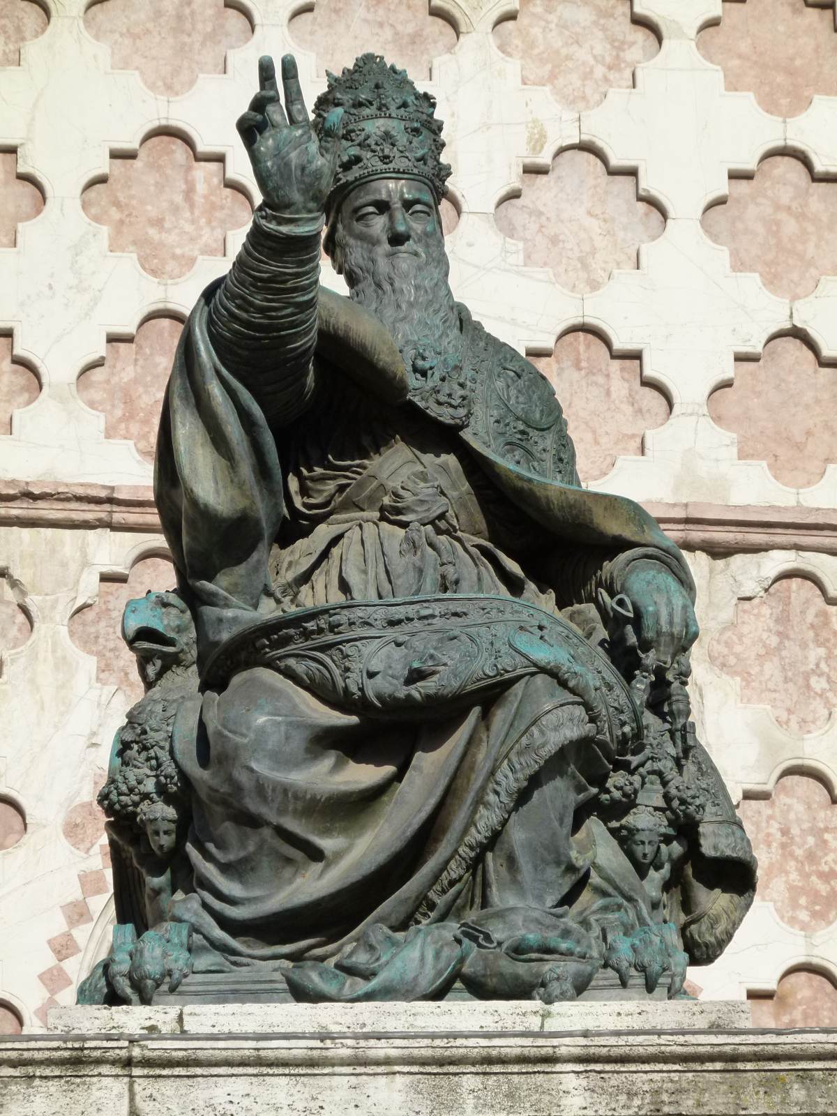 Statue of Julius III by DANTI, Vincenzo