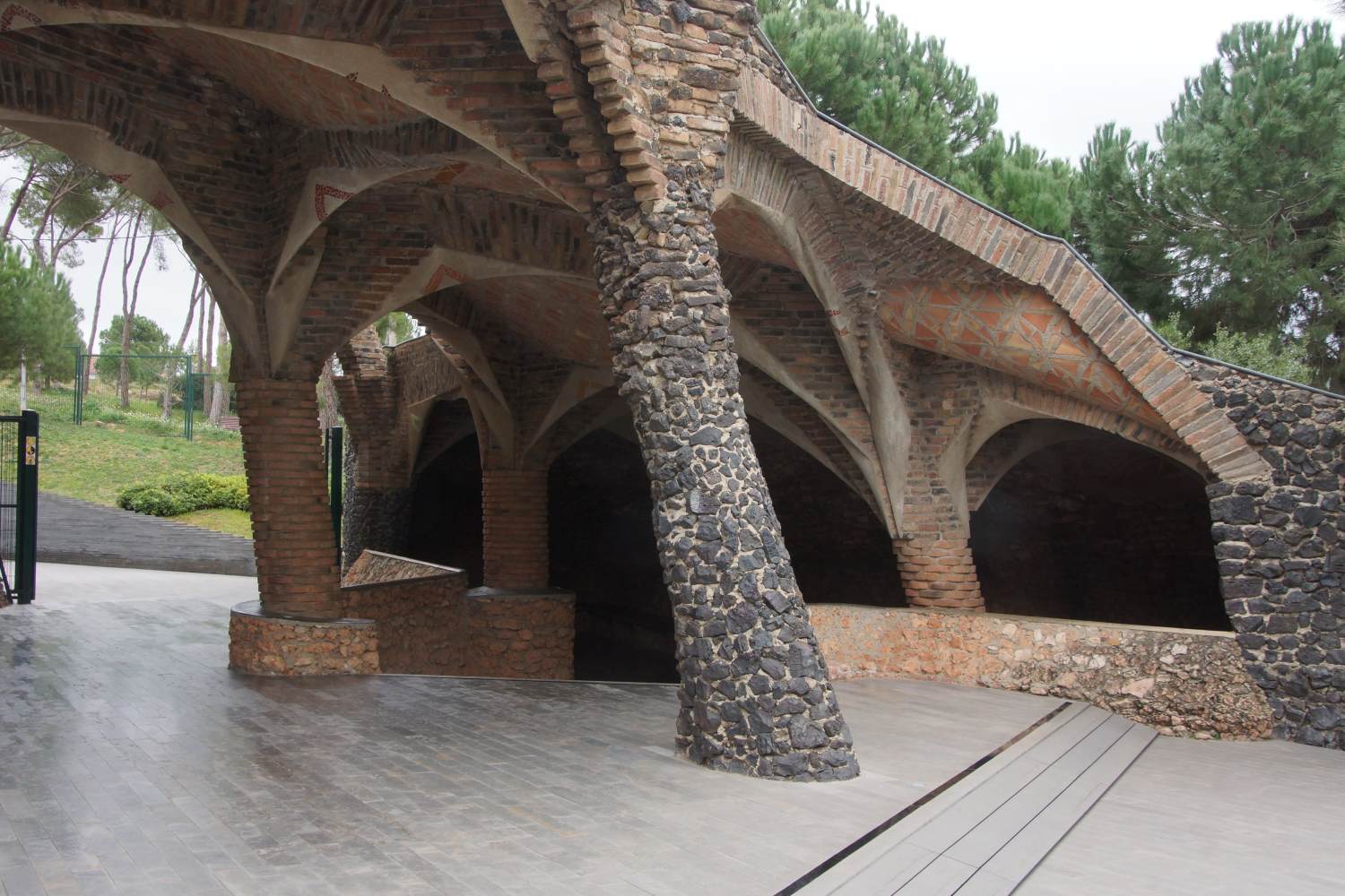 Cripta de la Colònia Güell: Crypt portion of the church by