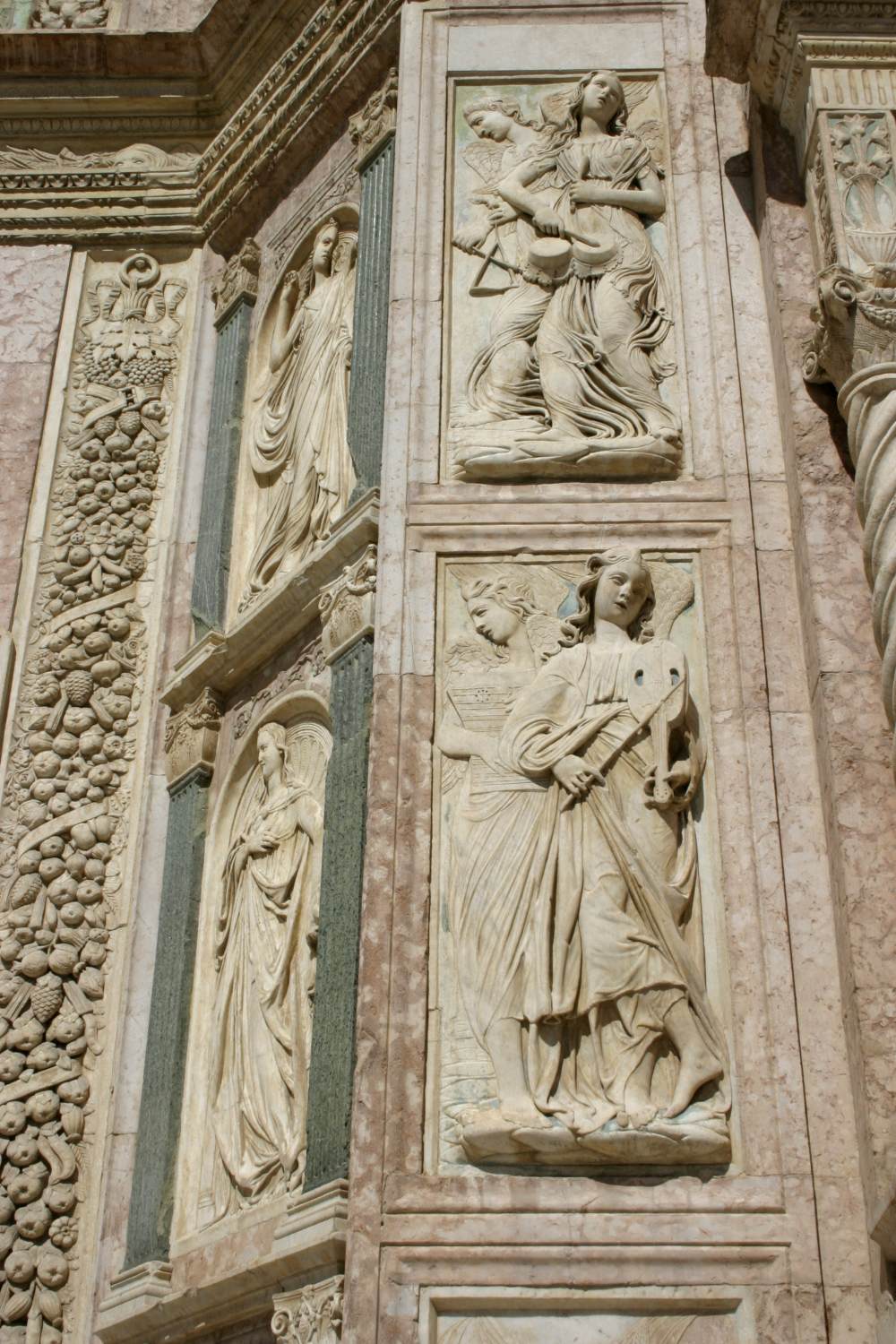 Sculptures on the façade (detail) by AGOSTINO DI DUCCIO