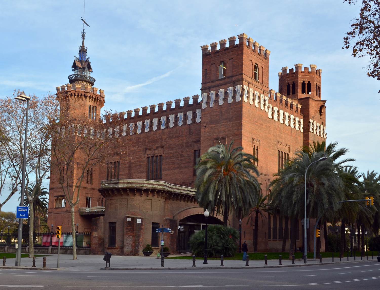 Castell dels Tres Dragons: general view by