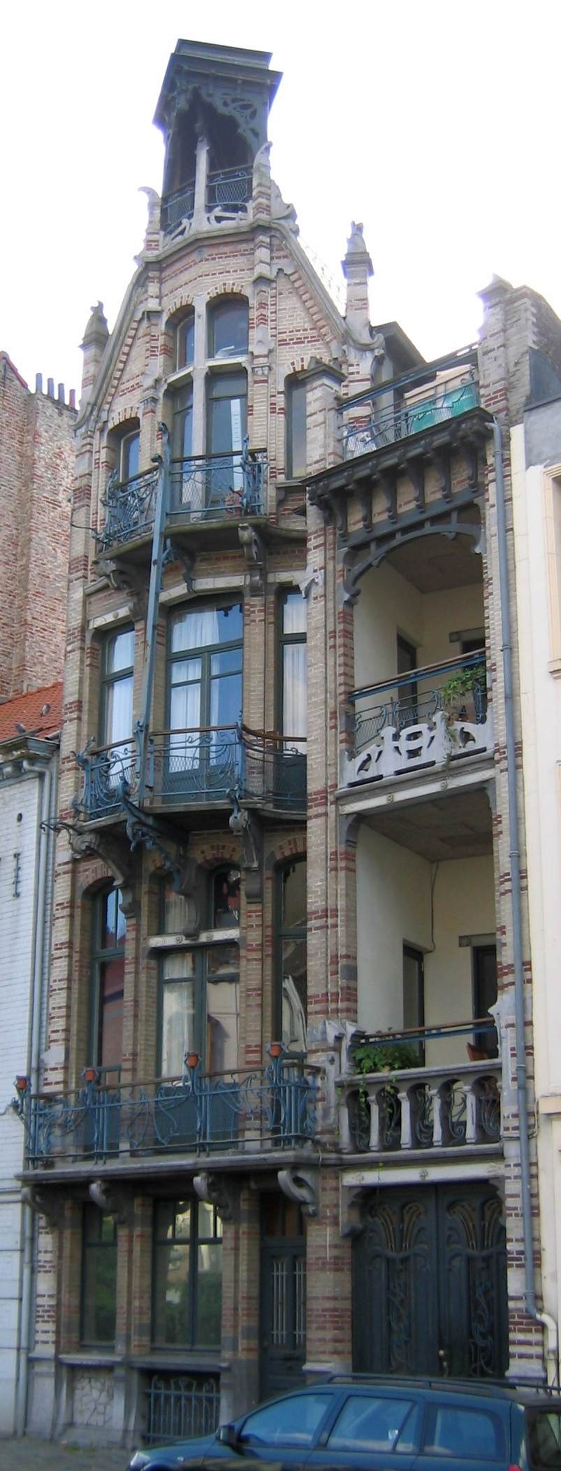 Maison Van Dijck: façade by STRAUVEN, Gustave